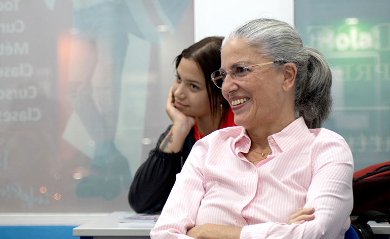 Alumnos en clase de inglés para adultos en Crown English Málaga
