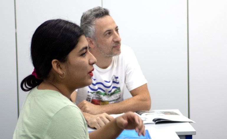 Alumnos en clase de cursos intensivos de inglés en Málaga