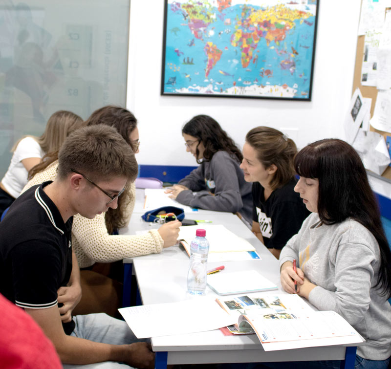 Alumnos en clase de cursos semi-intensivos de inglés en Málaga